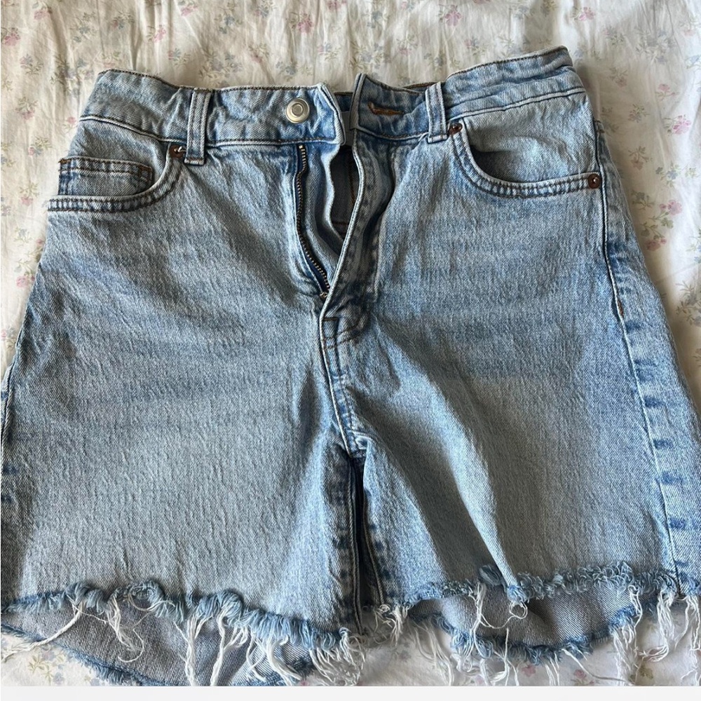 Denim shorts w/ frayed edge